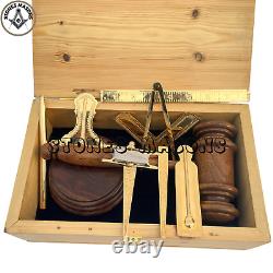 Ensemble d'outils de travail standard maçonnique en or dans une boîte en bois de pin de taille normale avec maillet et plaque