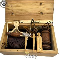 Ensemble d'outils de travail standard maçonnique en or dans une boîte en bois de pin de taille normale avec maillet et plaque