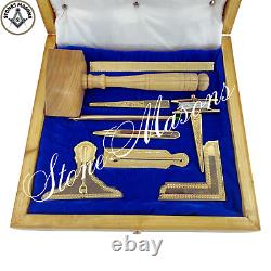 Ensemble d'outils maçonniques en plaqué or véritable de taille standard dans une boîte en bois naturel